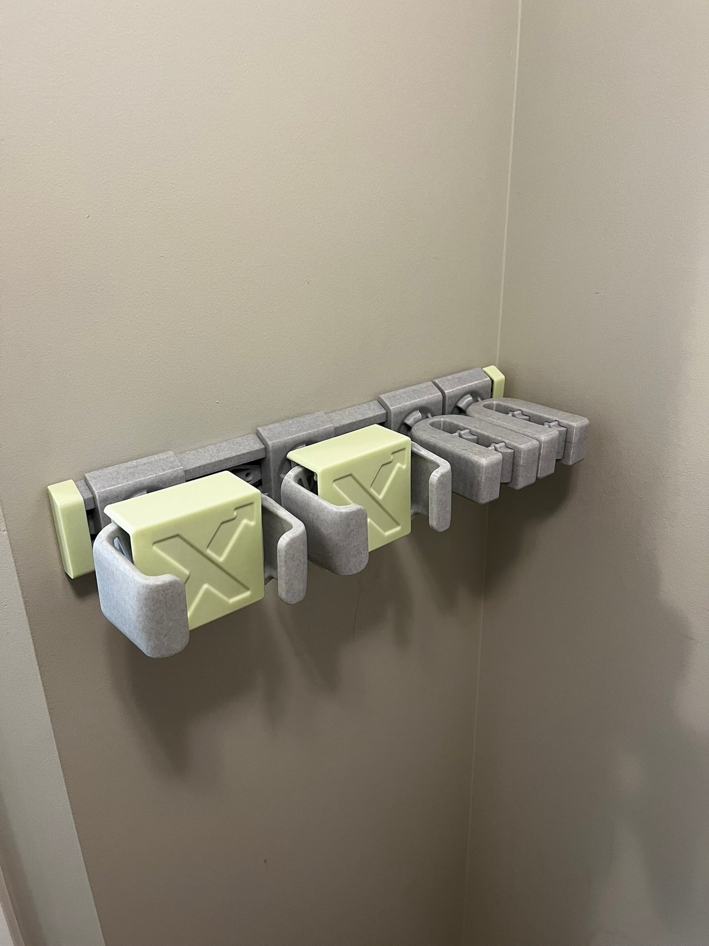 Spring-Loaded Ski Edge Clamp